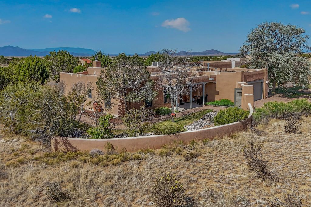 85 Herrada Road, Santa Fe, NM 87508
