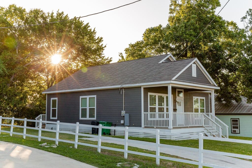 211 N Austin Street, Brenham, TX 77833