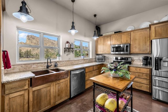 3885 NE Xenolith Street, Terrebonne, OR 97760