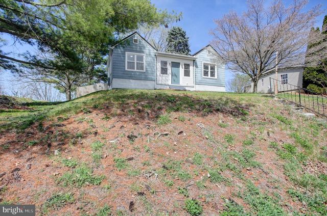 824 S S CHURCH STREET, Waynesboro, PA 17268