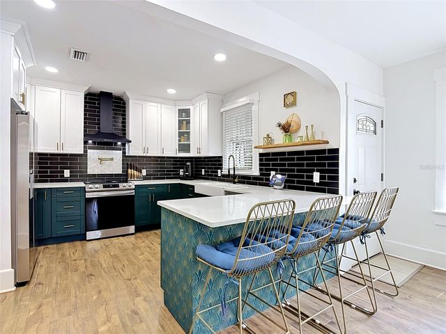 105 W ELM STREET, Tampa, FL 33604