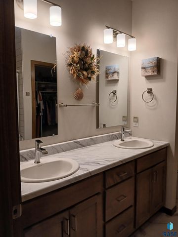 5400 S Eastwind Ave Avenue, Sioux Falls, SD 57108