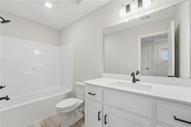 1304 SE Windbreak Drive, Lee's Summit, MO 64081