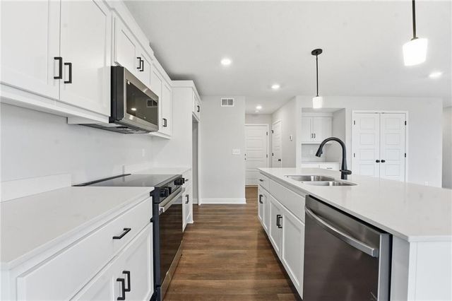 1304 SE Windbreak Drive, Lee's Summit, MO 64081