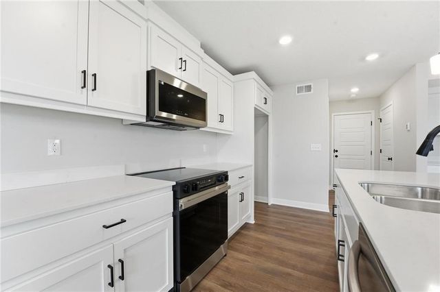 1304 SE Windbreak Drive, Lee's Summit, MO 64081