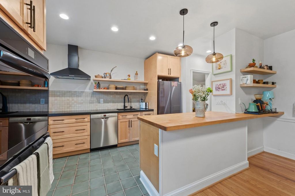 Image 1 of property listing at 4212 WESTVIEW RD, Baltimore, MD 21218