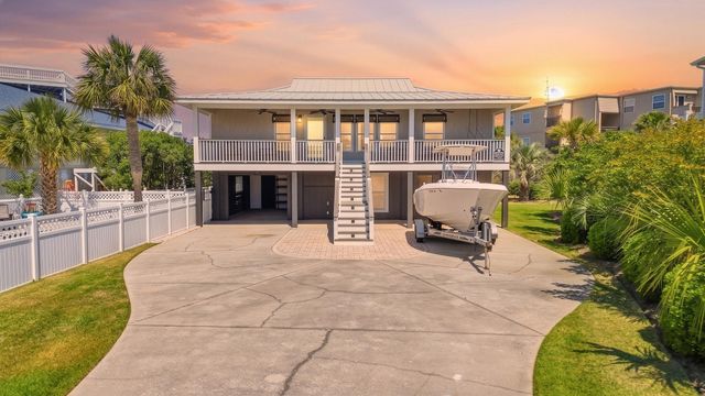1607 Dolphin St., Garden City Beach, SC 29576