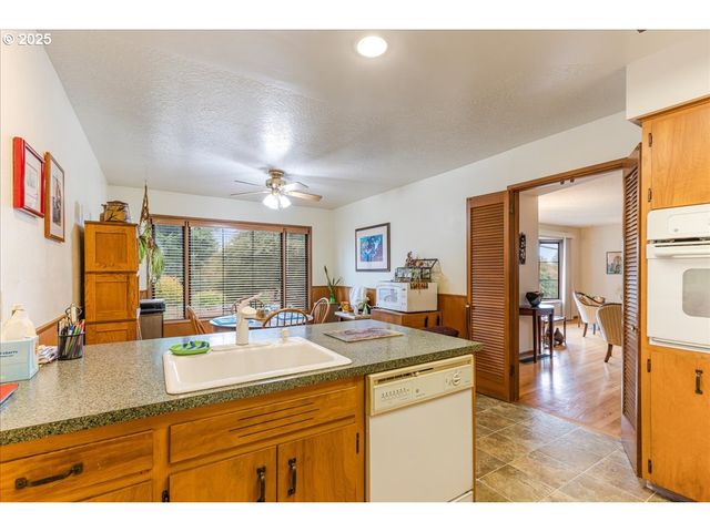 8495 Sw KATHERINE Ln, Portland, OR 97225