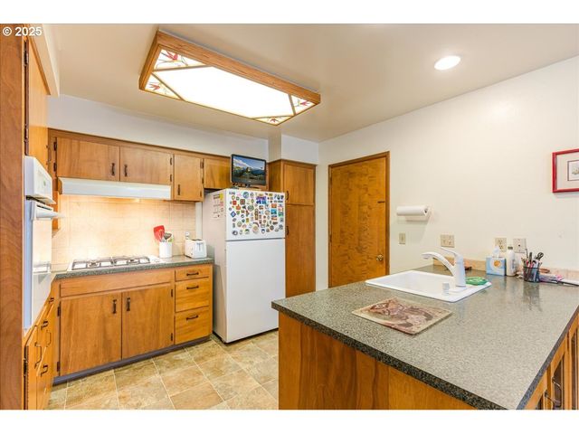 8495 Sw KATHERINE Ln, Portland, OR 97225