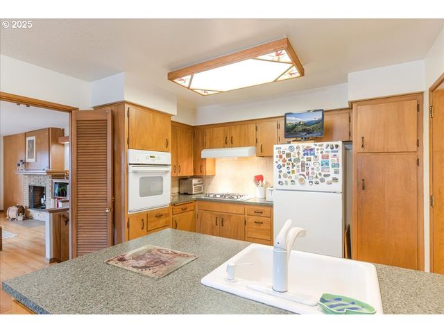 8495 Sw KATHERINE Ln, Portland, OR 97225