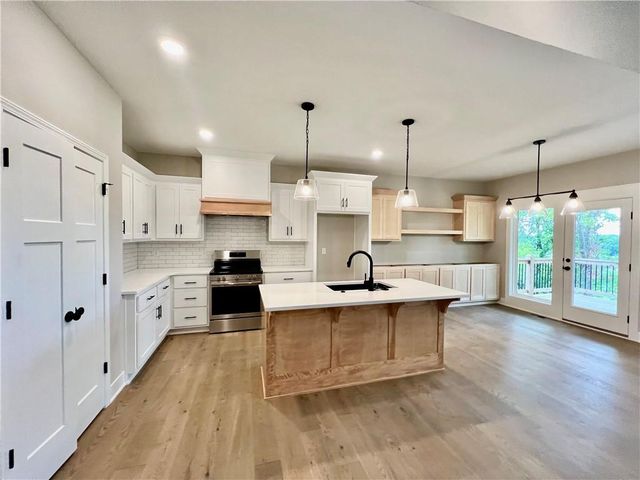 1921 Longview Drive, Liberty, MO 64068