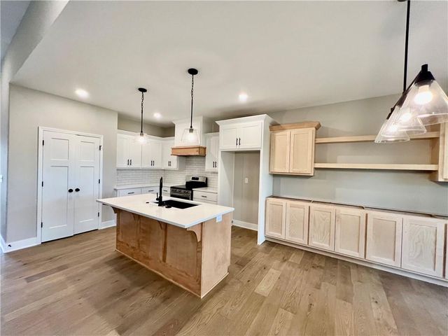 1921 Longview Drive, Liberty, MO 64068