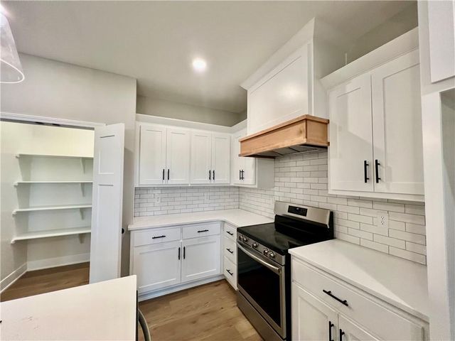 1921 Longview Drive, Liberty, MO 64068