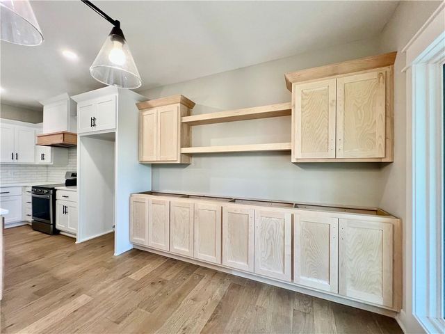 1921 Longview Drive, Liberty, MO 64068