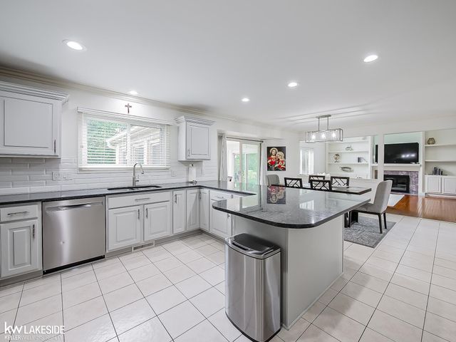 2058 Reagan Drive, Rochester Hills, MI 48309