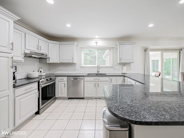2058 Reagan Drive, Rochester Hills, MI 48309
