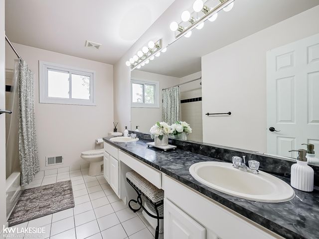 2058 Reagan Drive, Rochester Hills, MI 48309