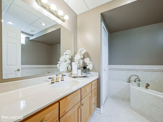 2058 Reagan Drive, Rochester Hills, MI 48309