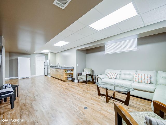 2058 Reagan Drive, Rochester Hills, MI 48309