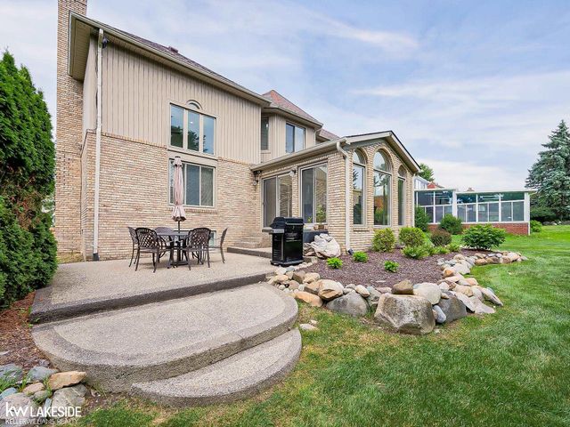 2058 Reagan Drive, Rochester Hills, MI 48309