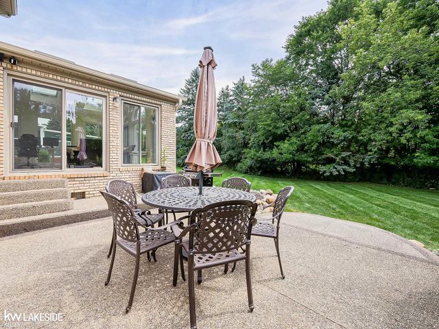 2058 Reagan Drive, Rochester Hills, MI 48309