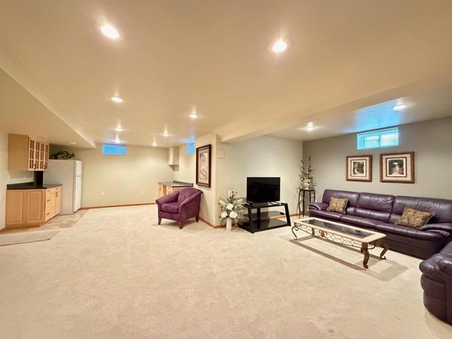 3386 HAWKEYE COURT, Suamico, WI 54313