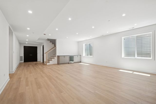 9214 N Washington Street, Niles, IL 60714