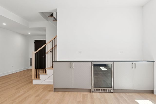 9214 N Washington Street, Niles, IL 60714