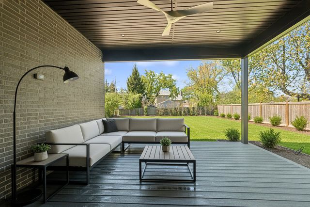 9214 N Washington Street, Niles, IL 60714