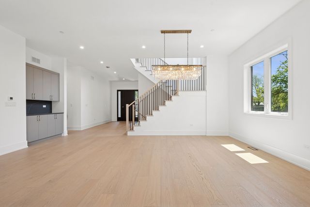 9214 N Washington Street, Niles, IL 60714