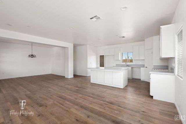 8802 Almata Avenue, Bakersfield, CA 93307