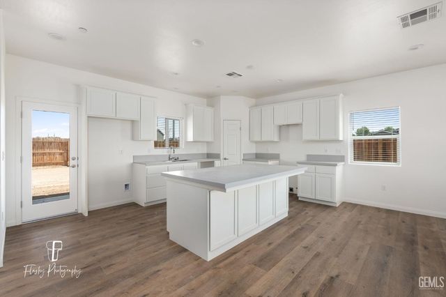 8802 Almata Avenue, Bakersfield, CA 93307