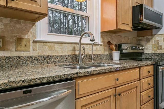 4454 Old Squaw LN, Gloucester, VA 23061