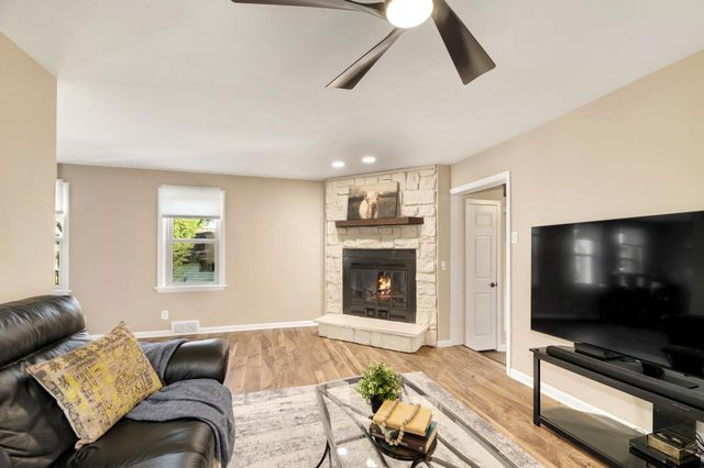 W298N2808 Shady LANE, Pewaukee, WI 53072