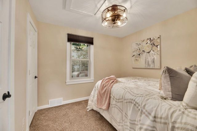 W298N2808 Shady LANE, Pewaukee, WI 53072