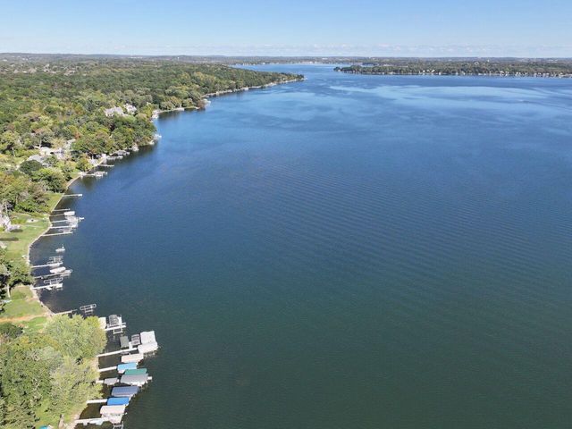 W298N2808 Shady LANE, Pewaukee, WI 53072