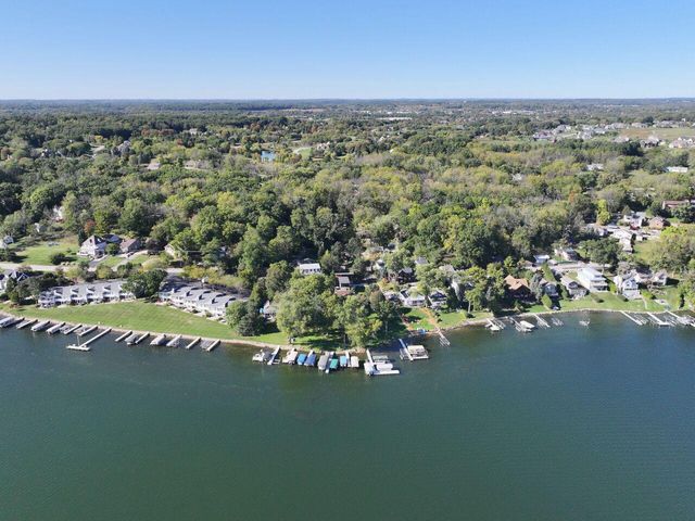 W298N2808 Shady LANE, Pewaukee, WI 53072