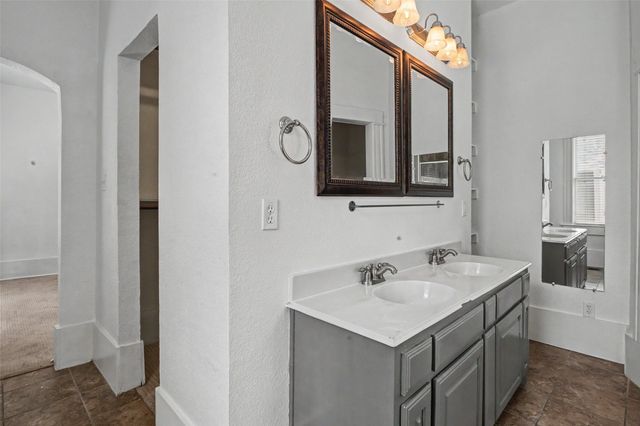 1601 S Henderson Street, Fort Worth, TX 76104
