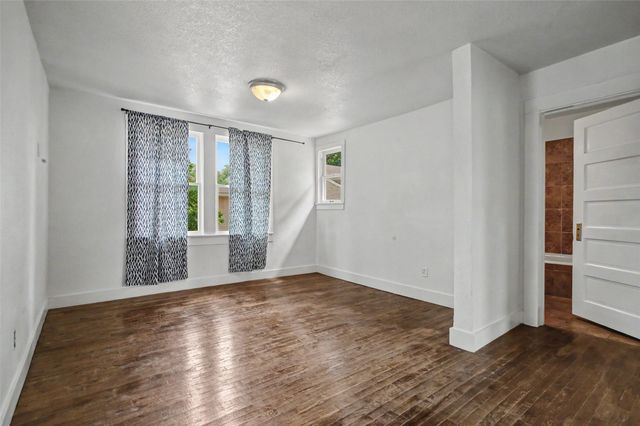 1601 S Henderson Street, Fort Worth, TX 76104