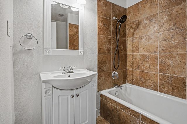 1601 S Henderson Street, Fort Worth, TX 76104