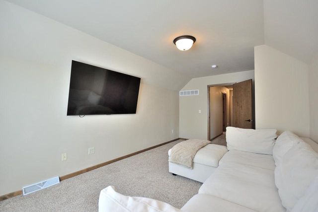 1525 Whitewater DRIVE, West Bend, WI 53095