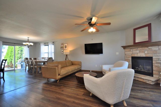 1525 Whitewater DRIVE, West Bend, WI 53095