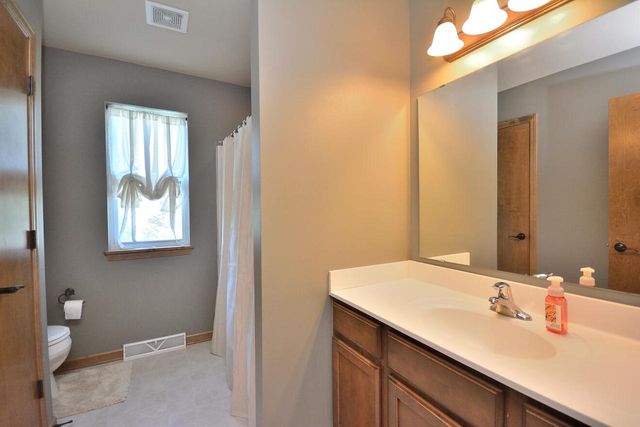1525 Whitewater DRIVE, West Bend, WI 53095