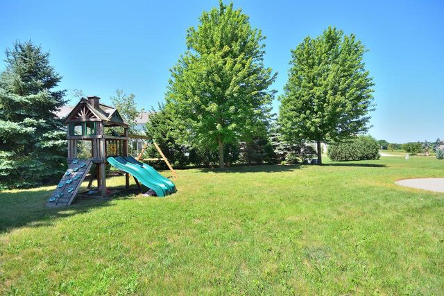 1525 Whitewater DRIVE, West Bend, WI 53095