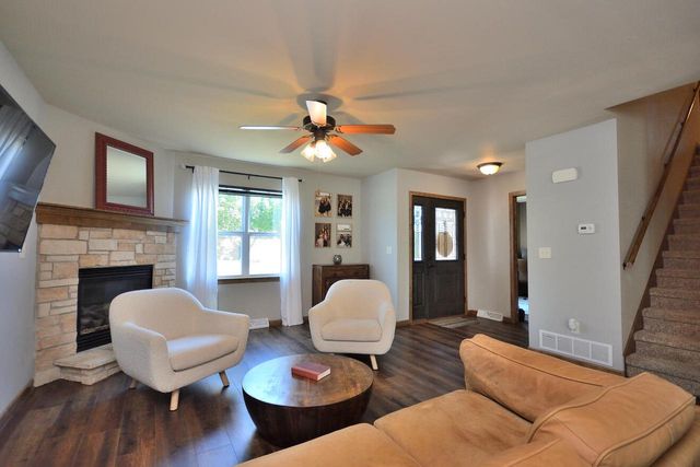 1525 Whitewater DRIVE, West Bend, WI 53095