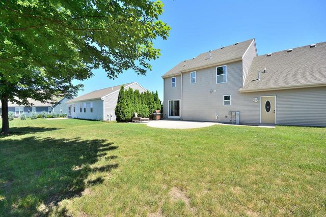 1525 Whitewater DRIVE, West Bend, WI 53095