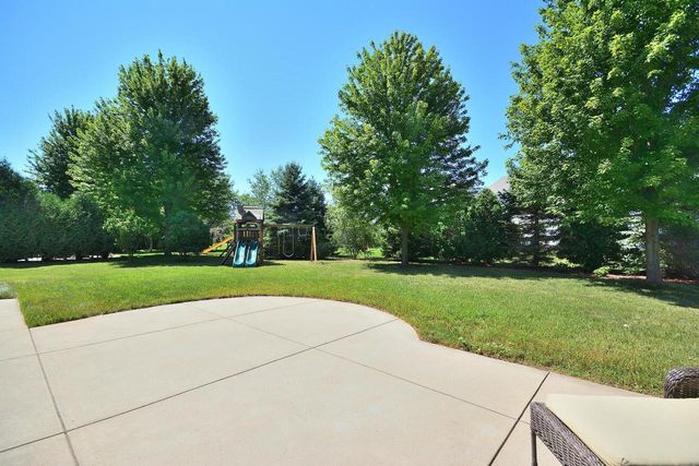 1525 Whitewater DRIVE, West Bend, WI 53095