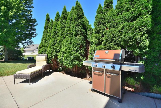 1525 Whitewater DRIVE, West Bend, WI 53095