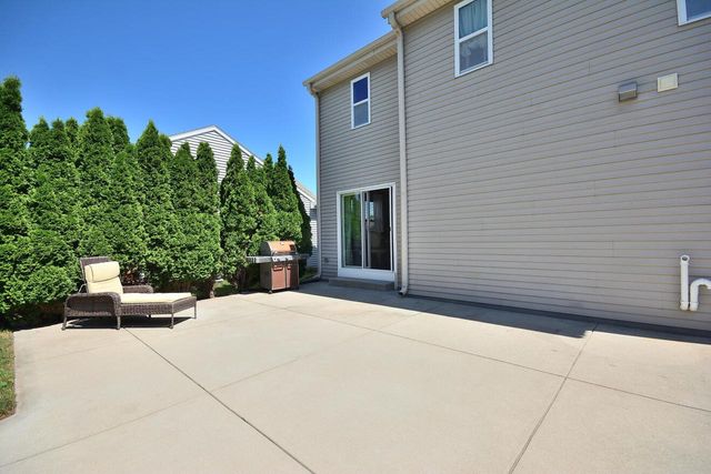 1525 Whitewater DRIVE, West Bend, WI 53095