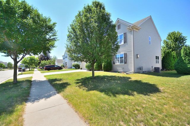 1525 Whitewater DRIVE, West Bend, WI 53095